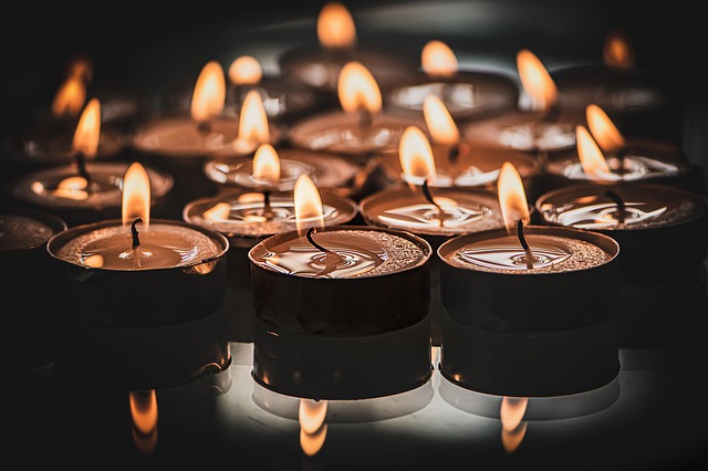 What factors contribute to understanding candle heat output
