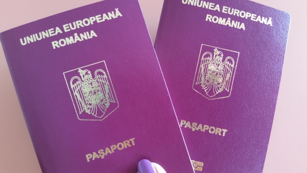 What are the eligibility requirements for a Renew Romanian Passport